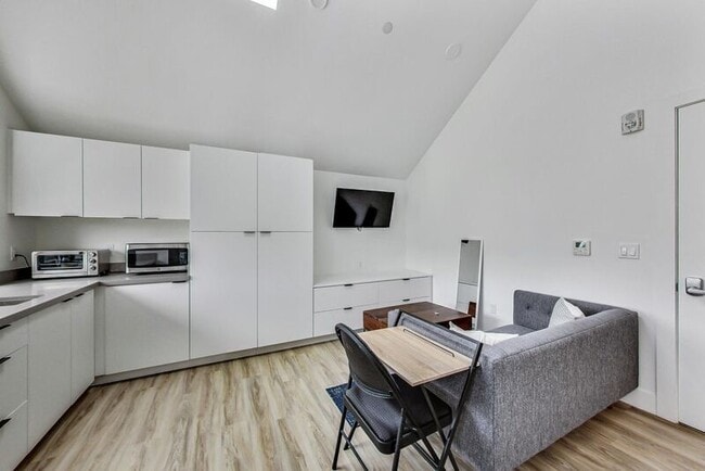 Building Photo - 1058 18th St