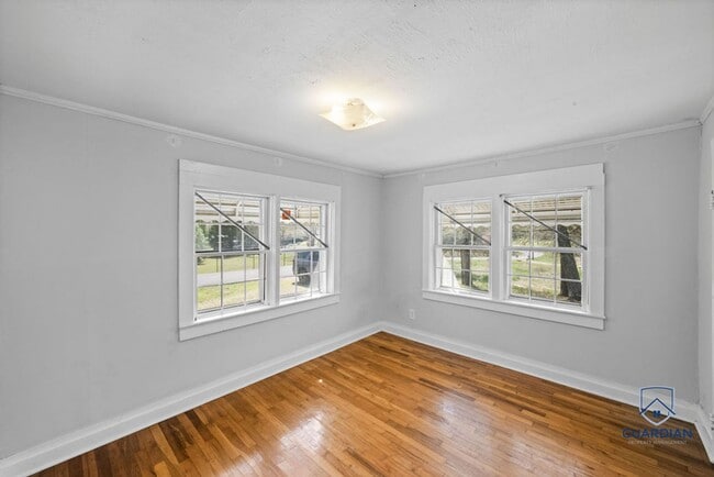 Building Photo - 3 bedrooms, 1.5 bath on large lot in North...