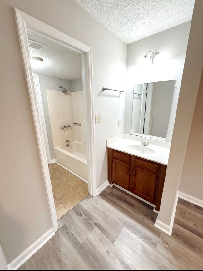 Building Photo - For Lease: Charming 2 Bedroom, 1 Bath Condo in Winfield Chase