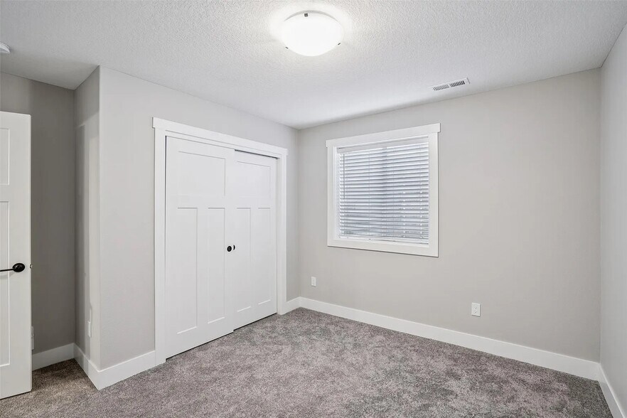 Building Photo - 519 Meadows Ct