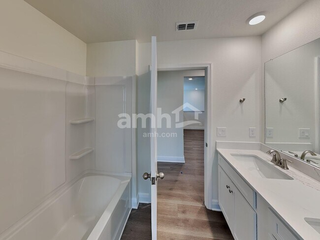 Building Photo - 5962 Pinewood Ests Dr