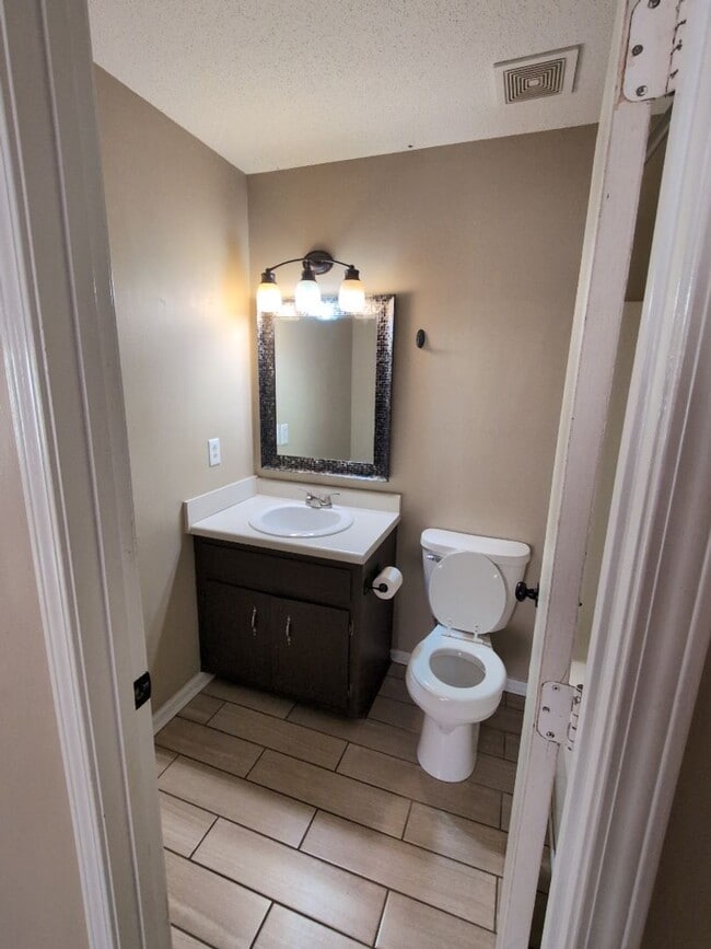 Building Photo - 1319 Chucker Dr