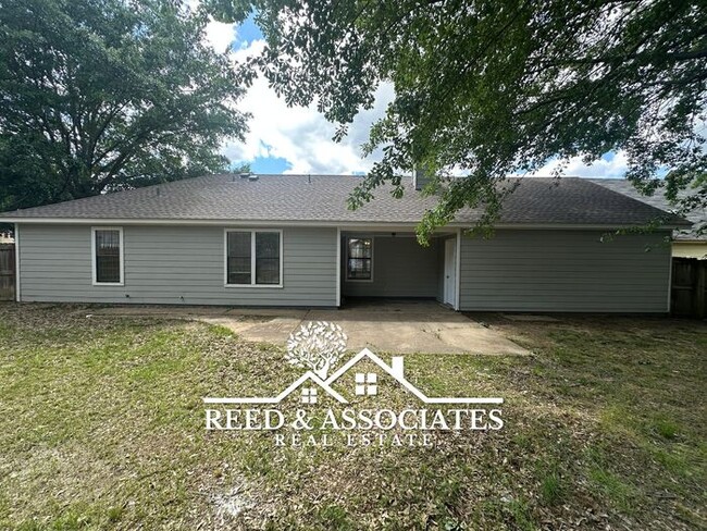 Building Photo - Spacious: 3 Bedroom in Bartlett!