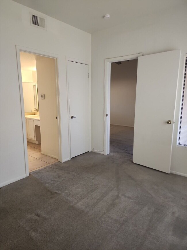 Building Photo - "Charming 2-Bed/1-bath in Phoenix with Cozy 704 Sq Ft Layout – Your Perfect Retreat in Phoenix!" ...