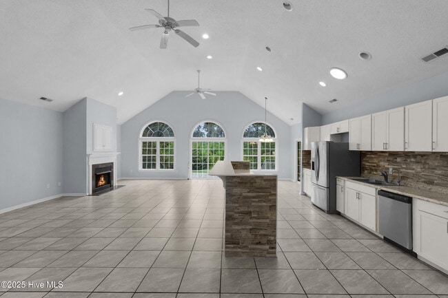 Building Photo - 907 Port Royal Ct