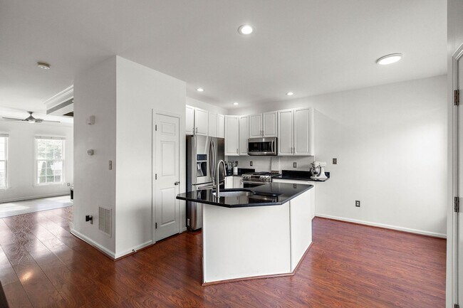 Building Photo - Beautiful Townhome in Ballymeade