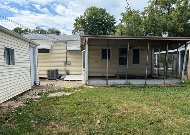 Building Photo - Coming Soon: Cozy 3-Bedroom Home with Scre...