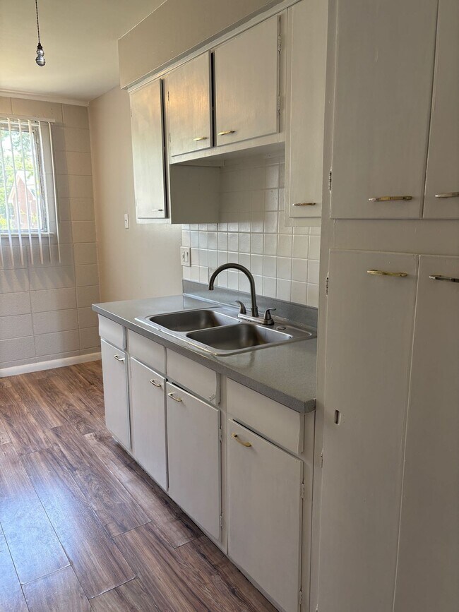 Building Photo - Highland Square Apartments