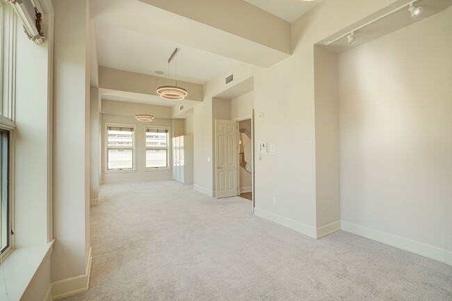 Building Photo - 2 Bd / 2.5 Ba Seattle Condo