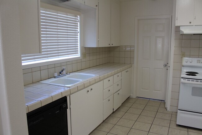 Building Photo - South Ave Turlock