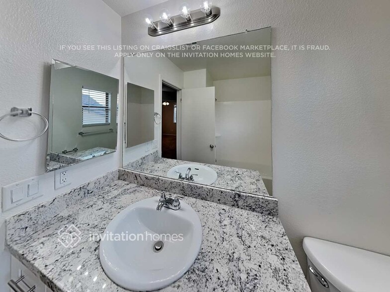 Building Photo - 15917 W Cottonwood St