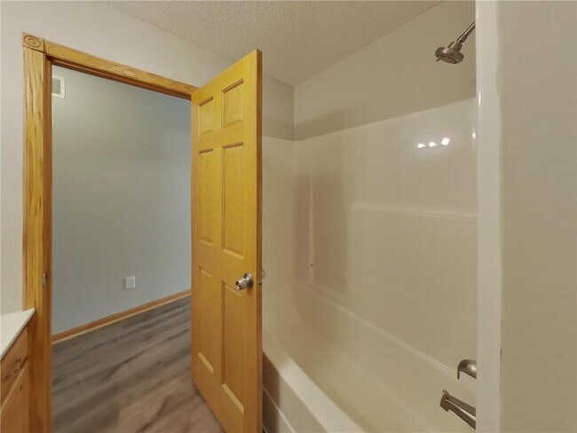 Building Photo - 2200 Buffalo Ridge Dr