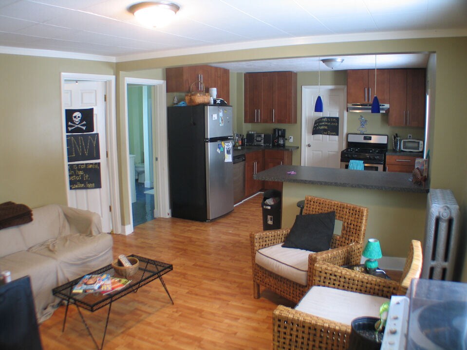 Building Photo - 737 Village St