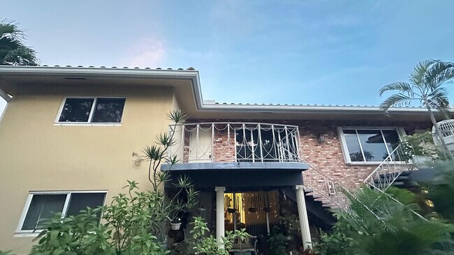 Building Photo - 1911 NE 28th Ct