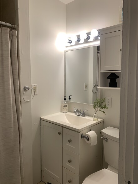 Bathroom - 30 Gardner St