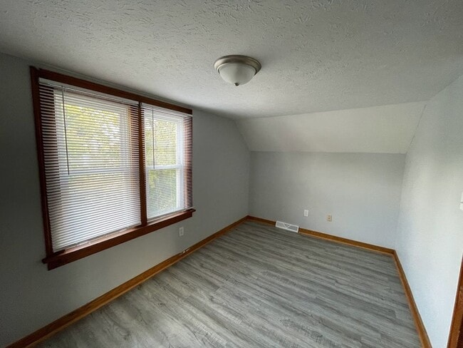 Building Photo - Two bedroom one bathroom home for rent