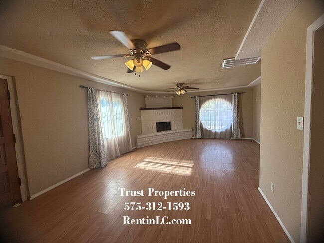 Building Photo - Spacious 2/1 close to everything