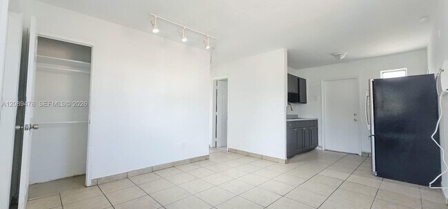 Building Photo - 2332 NW 14th Ct