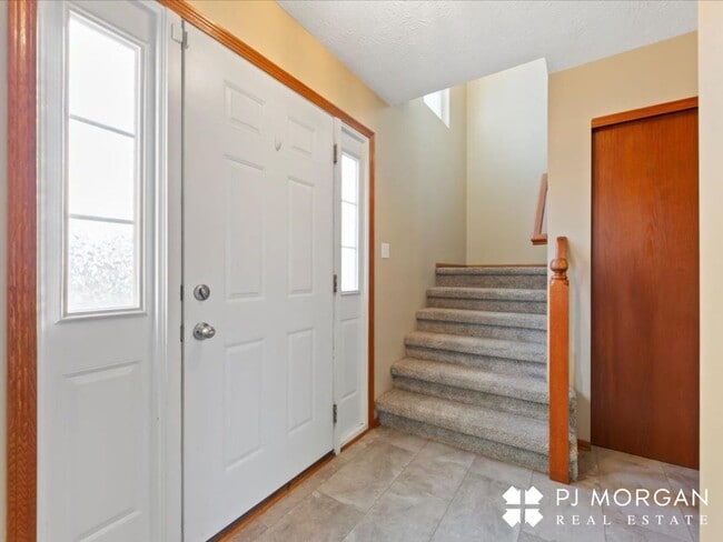 Building Photo - 4 bedroom, 3 bathroom - Available 9/15- Co...