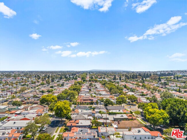 Building Photo - 3871 Roxton Ave