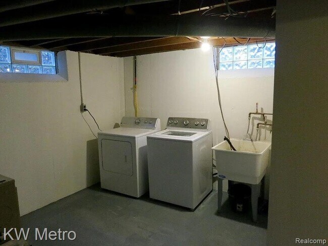 Building Photo - 173 Elmsford Dr