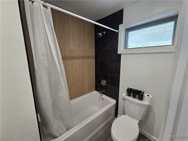 Building Photo - 33 Trowbridge St