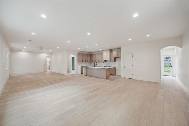 Building Photo - 3709 Brookwoods Dr