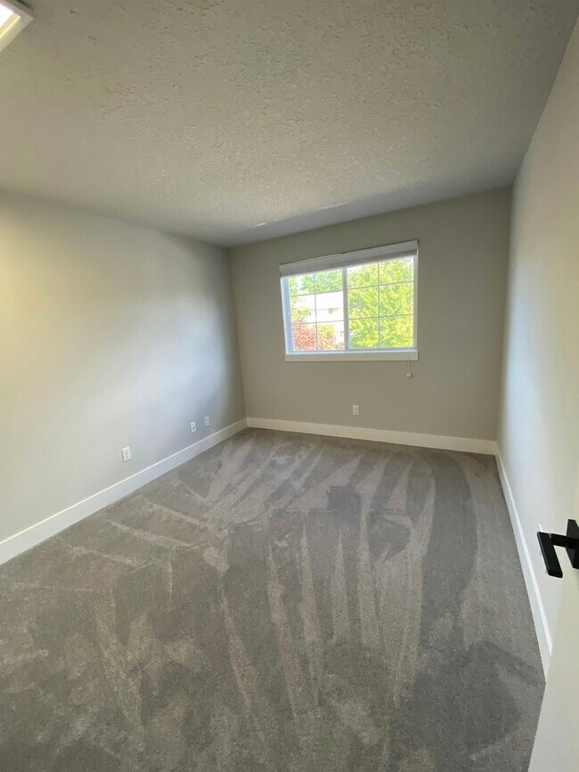 Building Photo - 5835 NW Landing Dr