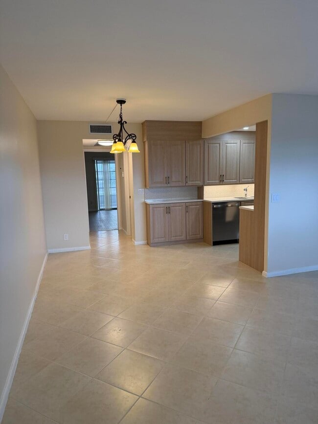 Building Photo - 4067 Yarmouth E