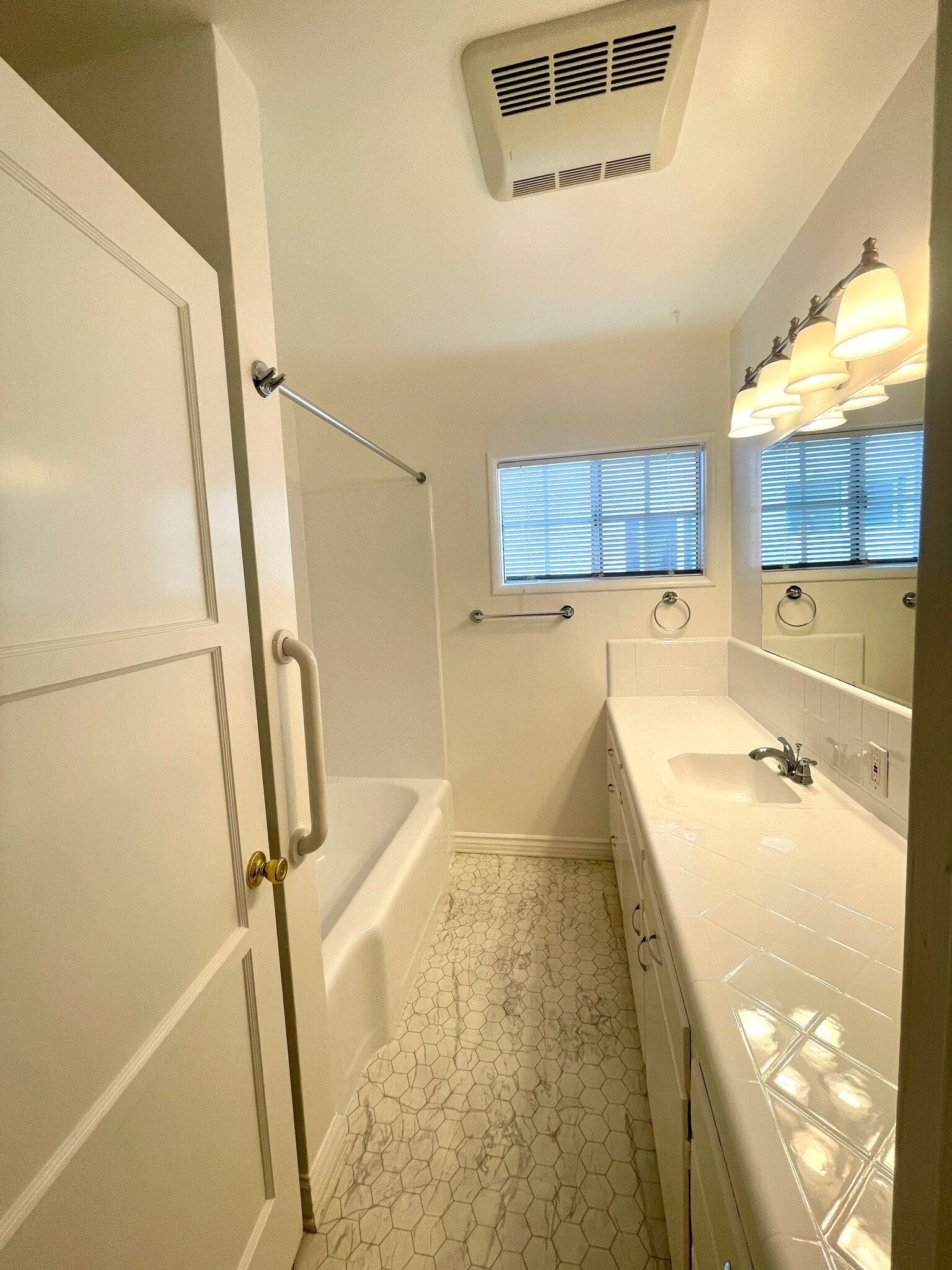 Building Photo - 5534 1/2 Kester Ave