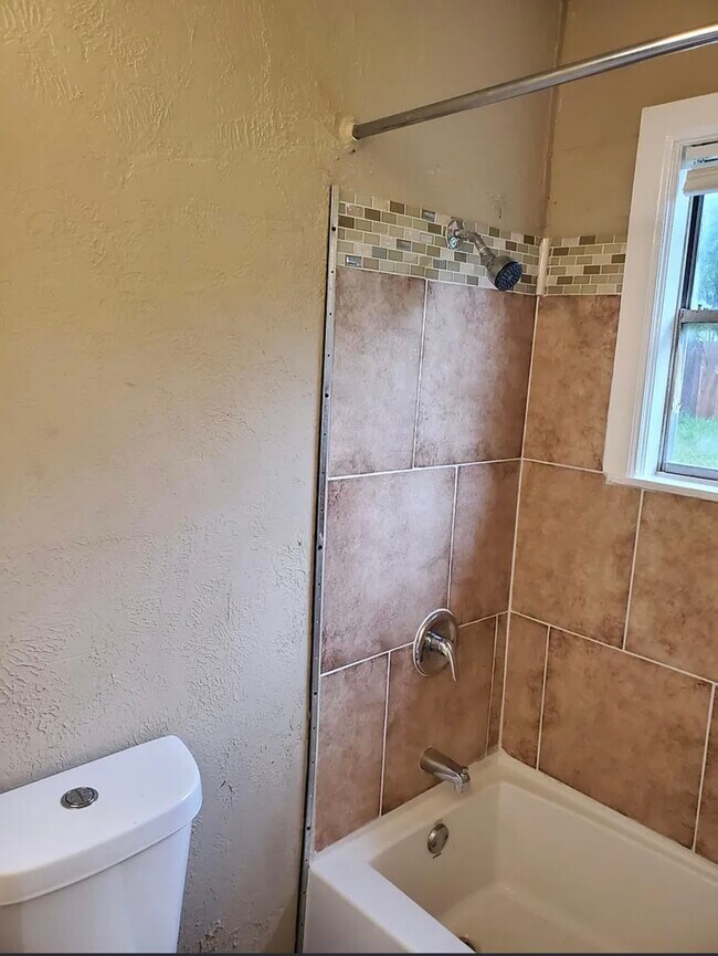 Building Photo - 5131 Lyndhurst Dr