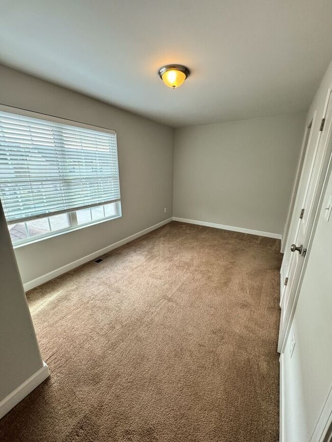 Building Photo - Modern 2-Bed, 2.5-Bath Townhome in Lenoir City