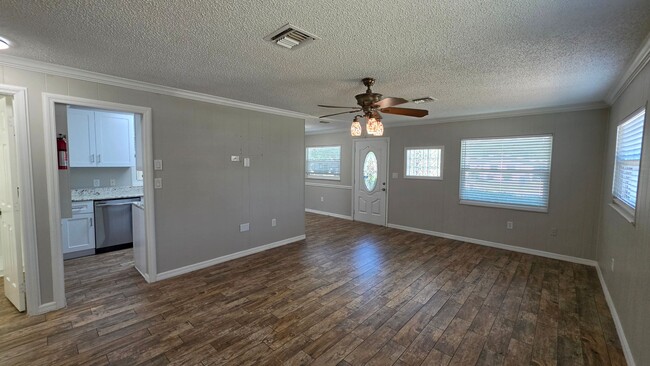 Building Photo - 2 bed 1 bath just remodeled