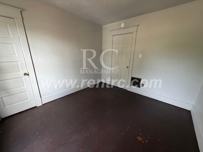 Building Photo - 9 Cronkhite-