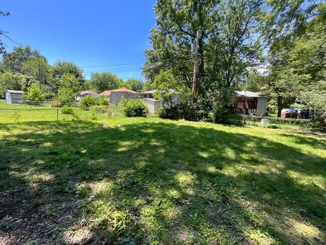 Building Photo - 4 bedrooms 2 bedroom fenced in yard