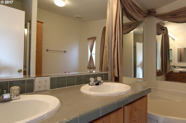 Building Photo - 3 Bedroom Home with Amazing Views