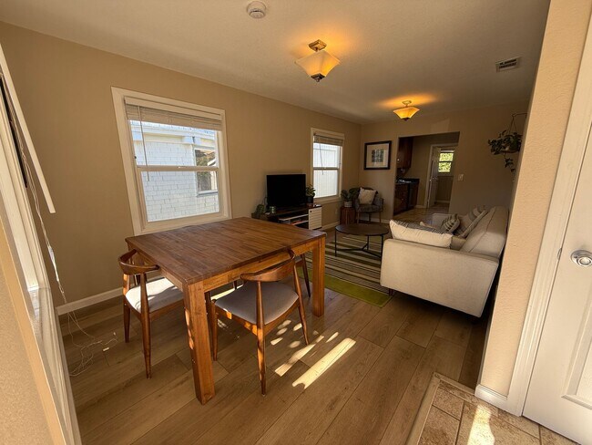 Building Photo - Spacious & Updated 2 BR / 1 BA Home in North Oakland – Move-In Ready!