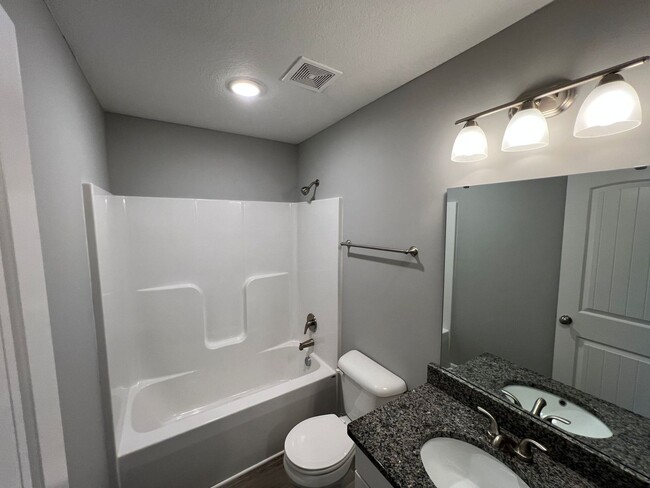 Building Photo - Beautiful 3/2.5 Duplex in Blue Springs!