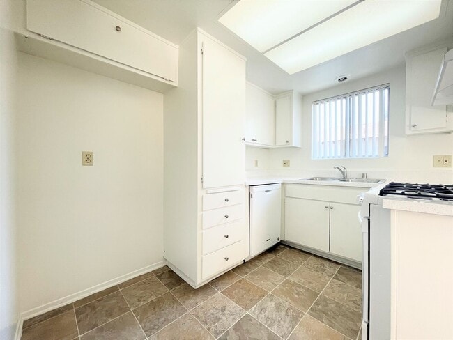 Building Photo - Upper level in Fire Mountain!