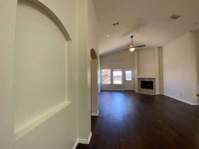 Building Photo - Lovely 4 bedroom, 2 bath home for lease!