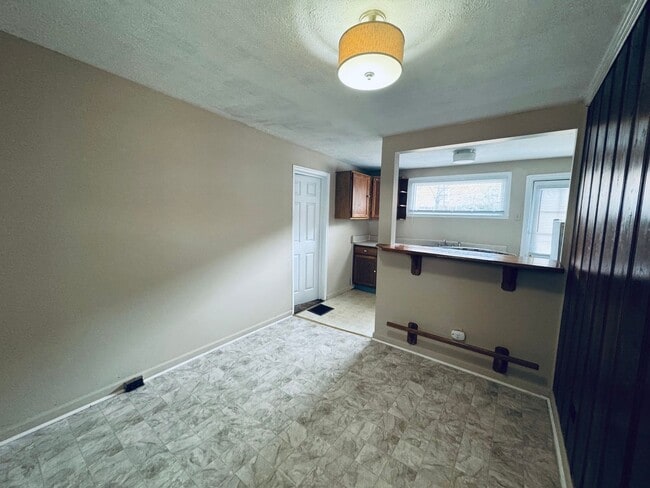 Building Photo - Timberlake Area House