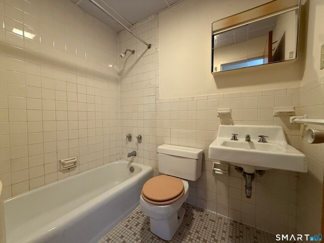 Building Photo - 35 Beers St