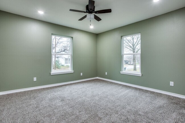 Building Photo - Beautifully Remodeled 3-1 in Sherman! Fridge, Washer and Dryer Included!
