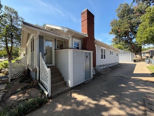 Building Photo - 1208 S Florence Pl