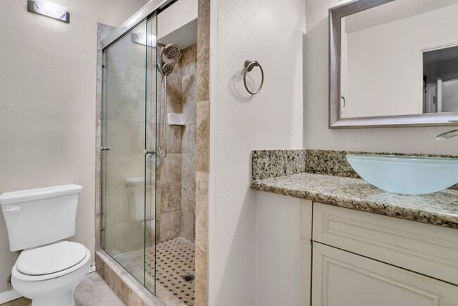 Building Photo - 2600 Torrey Pines Rd