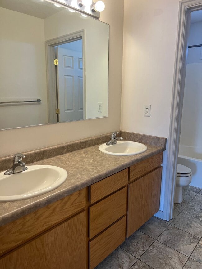 Building Photo - 2 bed 1.5 bath unit in the Meadows