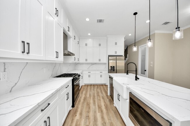 Building Photo - 127 E 38th St