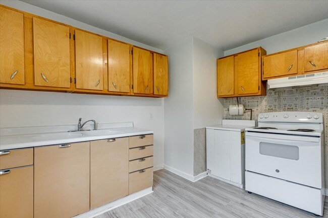 Building Photo - Updated 2-Bedroom Home Near Glenwood – $1,...
