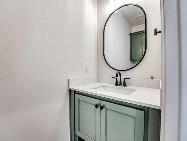 Building Photo - Luxury, Zero Maintenance Living in Edmond!