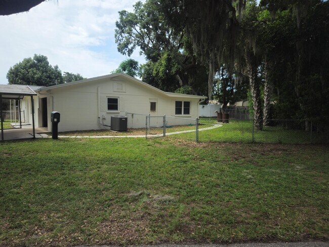 Building Photo - 3/2.5/1 Beautifully Updated Crystal River Home with Carport, Garage & Fenced Yard